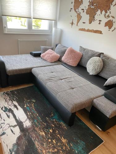 ein Wohnzimmer mit einem Sofa und einem Tisch in der Unterkunft Apartman ‘Marko’ in Kutina