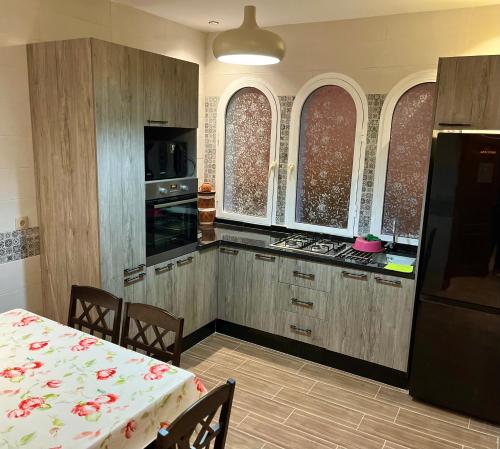 Η κουζίνα ή μικρή κουζίνα στο Appartement Lilia, Mdiq - Tout confort