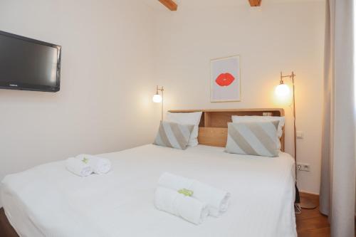 une chambre avec un lit blanc avec des serviettes dessus dans l'établissement IMMOGROOM - Terrace with sea view - AC - Suquet - 5 min from the beach, à Cannes