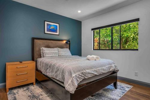 um quarto com uma cama e uma janela em Glen Oak Bungalow em Los Angeles