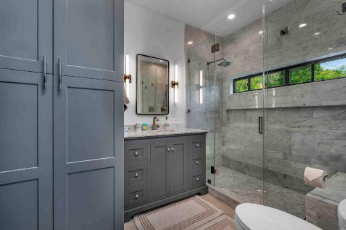 uma casa de banho com um chuveiro, um lavatório e um WC. em Glen Oak Bungalow em Los Angeles
