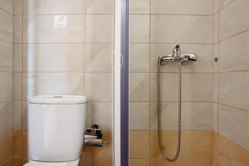 e bagno con doccia, servizi igienici e soffione. di Zante View Family Studio 2 a Tsilivi