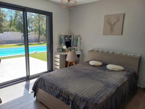 une chambre avec un lit et une vue sur une piscine dans l'établissement Villa in Rocbaron with Private Pool, à Rocbaron