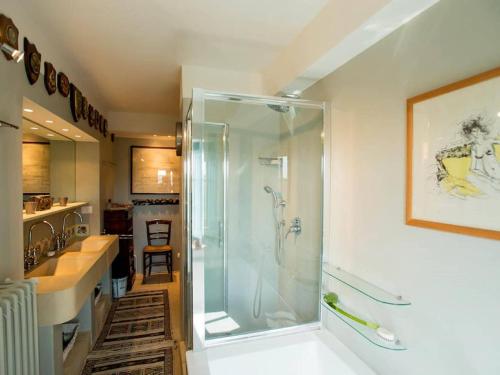 uma casa de banho com um chuveiro e um lavatório. em Belvilla by OYO Villa with private pool em San Casciano dei Bagni