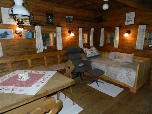 ein Schlafzimmer mit einem Bett und einem Tisch in einer Hütte in der Unterkunft Chalet Teufelsteinblick in Fischbach