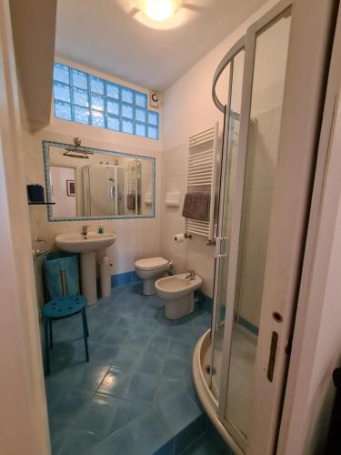 ein Badezimmer mit 2 WCs, einem Waschbecken und einer Dusche in der Unterkunft La Casa di Barbara By PortofinoVacanze in Santa Margherita Ligure