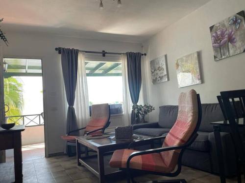 salon z kanapą, stołem i krzesłami w obiekcie Lanzarote Sea, acogedora vivienda w Puerto del Carmen