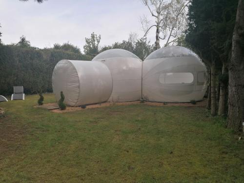 Zdjęcie z galerii obiektu Hébergement insolite, bulle sous les étoiles w mieście Louviers