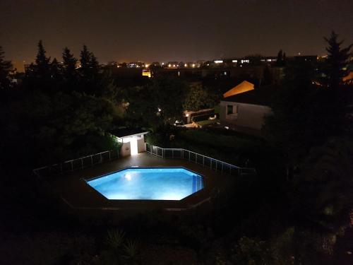 Fotografia z galérie ubytovania appartement 4pers ,3 étage dernier, duplex spacieux Clim, piscine ,parking privé fermer v destinácii Fréjus