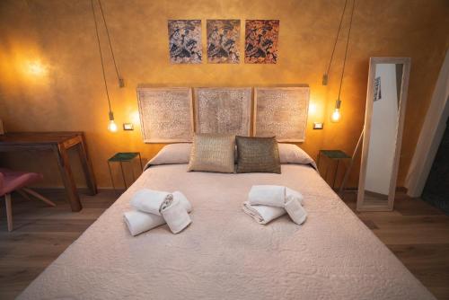 1 dormitorio con 1 cama grande y 2 almohadas en Verrazzano 37 Guest House, en Roma