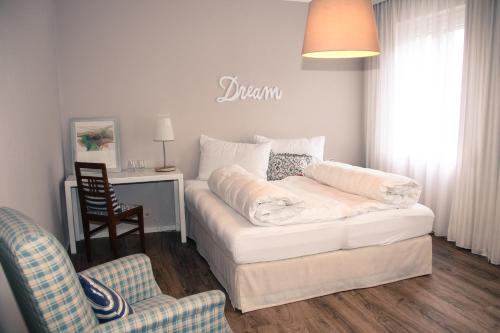 Cama o camas de una habitación en LOVELY IN Boutique-Hotel VELDEN