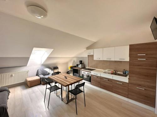 eine Küche und ein Wohnzimmer mit einem Tisch und Stühlen in der Unterkunft Boardinghouse Wendelstein in Wendelstein