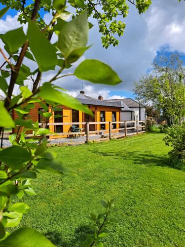 widok na dom z podwórka w obiekcie Desart School Garden Chalet w mieście Kilkenny