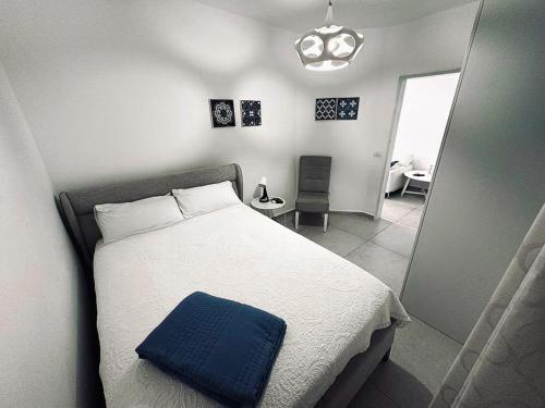 a bedroom with a bed with a blue pillow on it at Luxury 3 Rooms Apartament - NearTheSea Bat Yam in Bat Yam