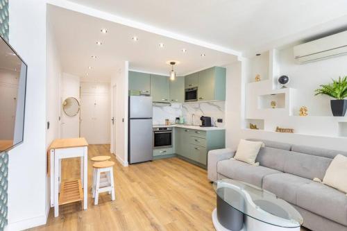 un salon avec un canapé et une cuisine dans l'établissement Appartemet a Cannes/Plage/Centre, à Cannes