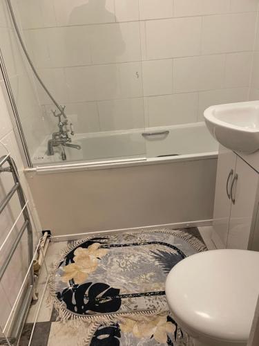 a bathroom with a toilet and a bath tub at Two bedroom flat in London near the 02 in London