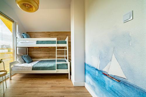 ein Schlafzimmer mit zwei Etagenbetten in einem Zimmer in der Unterkunft Rewa House in Rewa