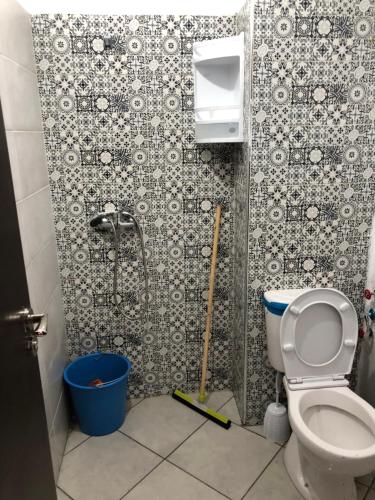 ein Bad mit einem WC und einer Wand in der Unterkunft Superbe Appartement meuble Alliance Darna Tanger in Tangier