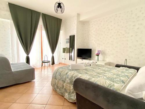 1 dormitorio con cama, sofá y TV en Rome Open City Home en Roma