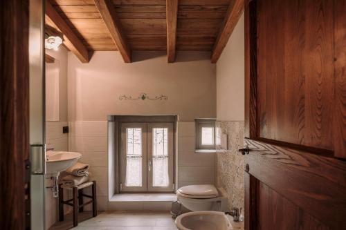 y baño con aseo y lavamanos. en Agriturismo Casa Augusta, en Castiglion Fibocchi