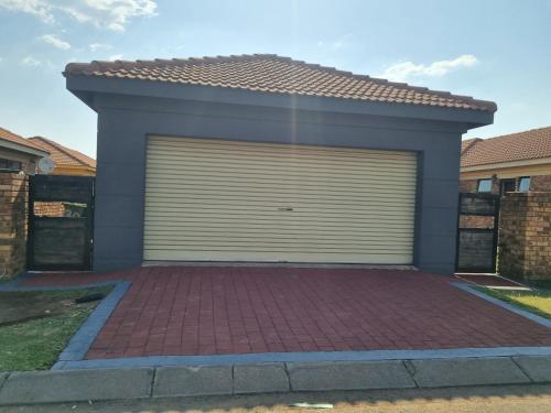 un garage con porta pieghevole di Sunny Estate a Katlehong