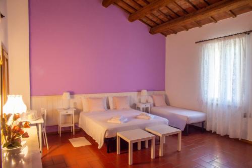 a bedroom with a bed and a purple wall at La casa di Pilar in Cotignola