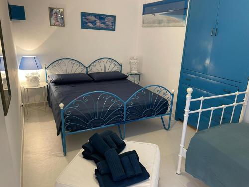 una camera con letto blu e comò blu di Casa Azzurro a Ostuni