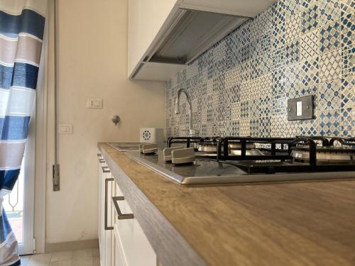 Η κουζίνα ή μικρή κουζίνα στο New and bright apartment close to the beach