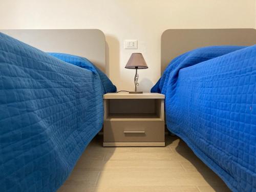 Ένα ή περισσότερα κρεβάτια σε δωμάτιο στο New and bright apartment close to the beach