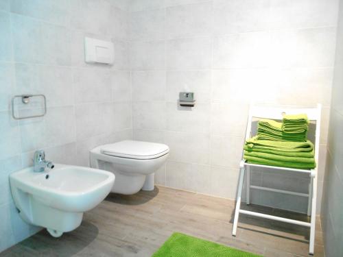 ein Badezimmer mit einem weißen WC und einem Waschbecken in der Unterkunft Direttamente Al Lago Apartments in Marone