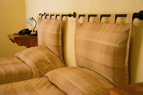 1 Schlafzimmer mit 2 Kissen auf einem Bett in der Unterkunft HOTEL LA GINESTRA in Cesana Torinese