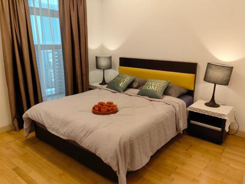 Un dormitorio con una cama con un tazón de naranjas. en 7 KLCC Changkat Bukit Bintang Bukit Ceylon Pavilion 3 Room Apt for 10 Pax en Kuala Lumpur