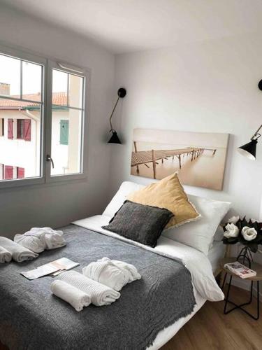 a bedroom with a bed with two towels on it at « Hortense » in Soorts-Hossegor