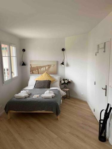 a bedroom with a bed with two towels on it at « Hortense » in Soorts-Hossegor