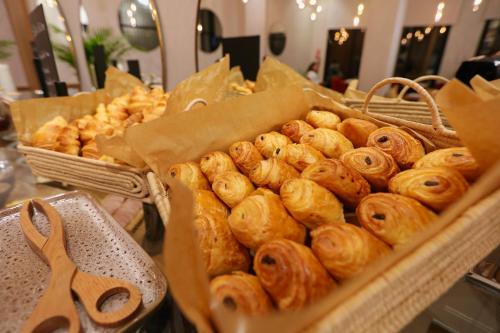 ホテルの敷地内または近くでの食事または食べ物