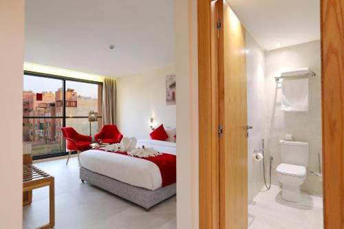 um quarto com uma cama e uma casa de banho com um WC em Ari Boutique Hôtel - Adult Only em Marraquexe