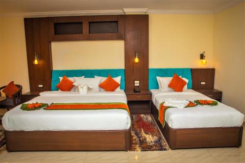 Gautam Buddha Airport Hotelにあるベッド