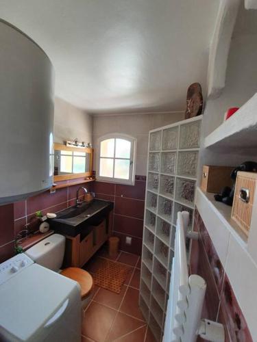 une petite salle de bain avec toilettes et lavabo dans l'établissement apartment, swimming pool, tennis, parking, à La Croix-Valmer