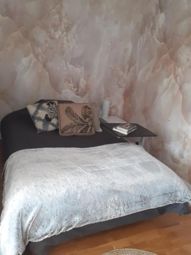 - une chambre avec un lit et une table de chevet dans l'établissement Les Berges Impressionnistes 1 chambre avec terrasse, à Lagny-sur-Marne