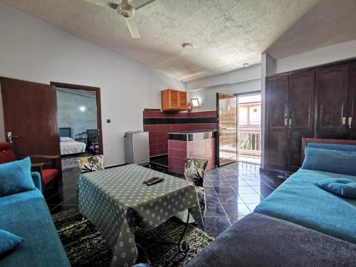 ein Zimmer mit einem Sofa und einem Tisch sowie einer Küche in der Unterkunft Résidence touristique du chêne vert in Ifrane
