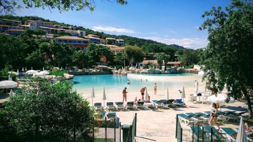 un groupe de personnes dans une piscine dans l'établissement Vue mer et clim Les Restanques coquelicots 1115, à Grimaud