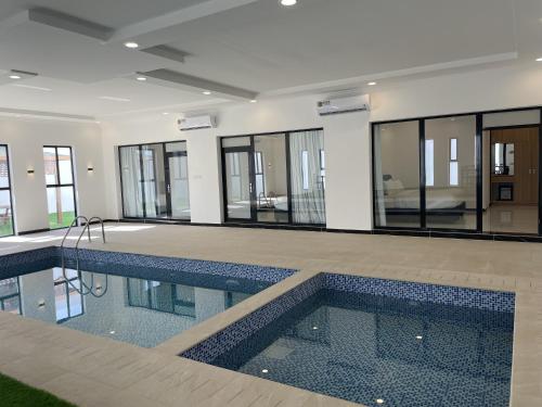 a large swimming pool in a house at Bedyiah Green Homes in Al Qābil
