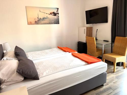 レラハにあるBurghotel Lörrachのベッドルーム(ベッド1台、デスク、テレビ付)