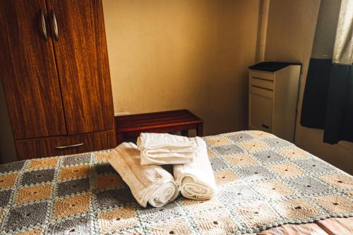 um quarto com duas toalhas numa cama em Cielos Patagónicos Aparts em El Calafate
