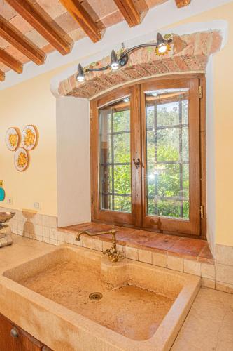 a kitchen with a large sink and a window at Affitti Brevi Toscana - Ospitalità in Toscana in Fonteblanda