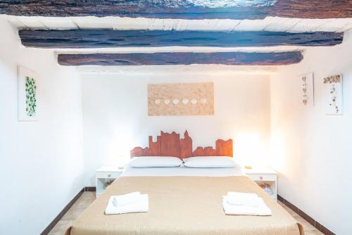 カリアリにあるUna splendida vista sulla Cattedrale - Wifi - ACのベッドルーム1室(ベッド1台付)が備わります。天井に絵画が飾られています。