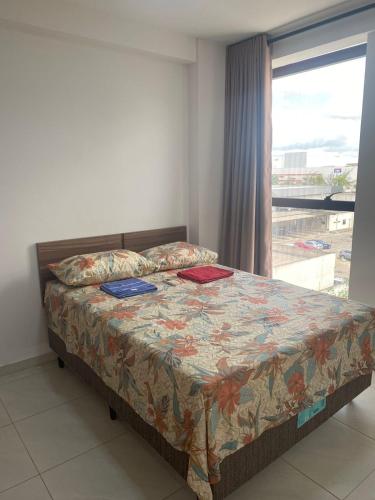 Ce lit se trouve dans un dortoir doté d'une fenêtre et d'un couvre-lit. dans l'établissement Excelente Ap Mobiliado (Ótima Localização) - Com Ar, à Campina Grande