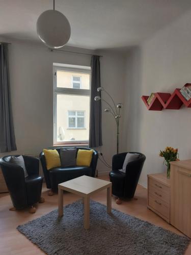 Area tempat duduk di Schöne Zwei-Zimmer-Wohnung "W2" mit 4 Einzelbetten und WLAN in Zwenkau bei Leipzig im Neuseenland