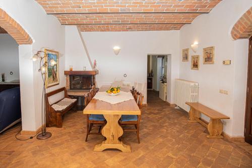 a dining room with a wooden table and benches at Affitti Brevi Toscana - Ospitalità in Toscana in Fonteblanda