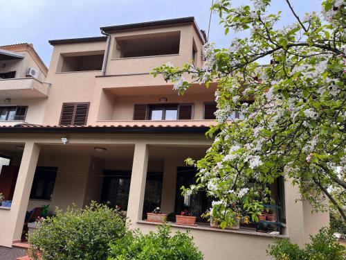 Quiet apartment-free parking